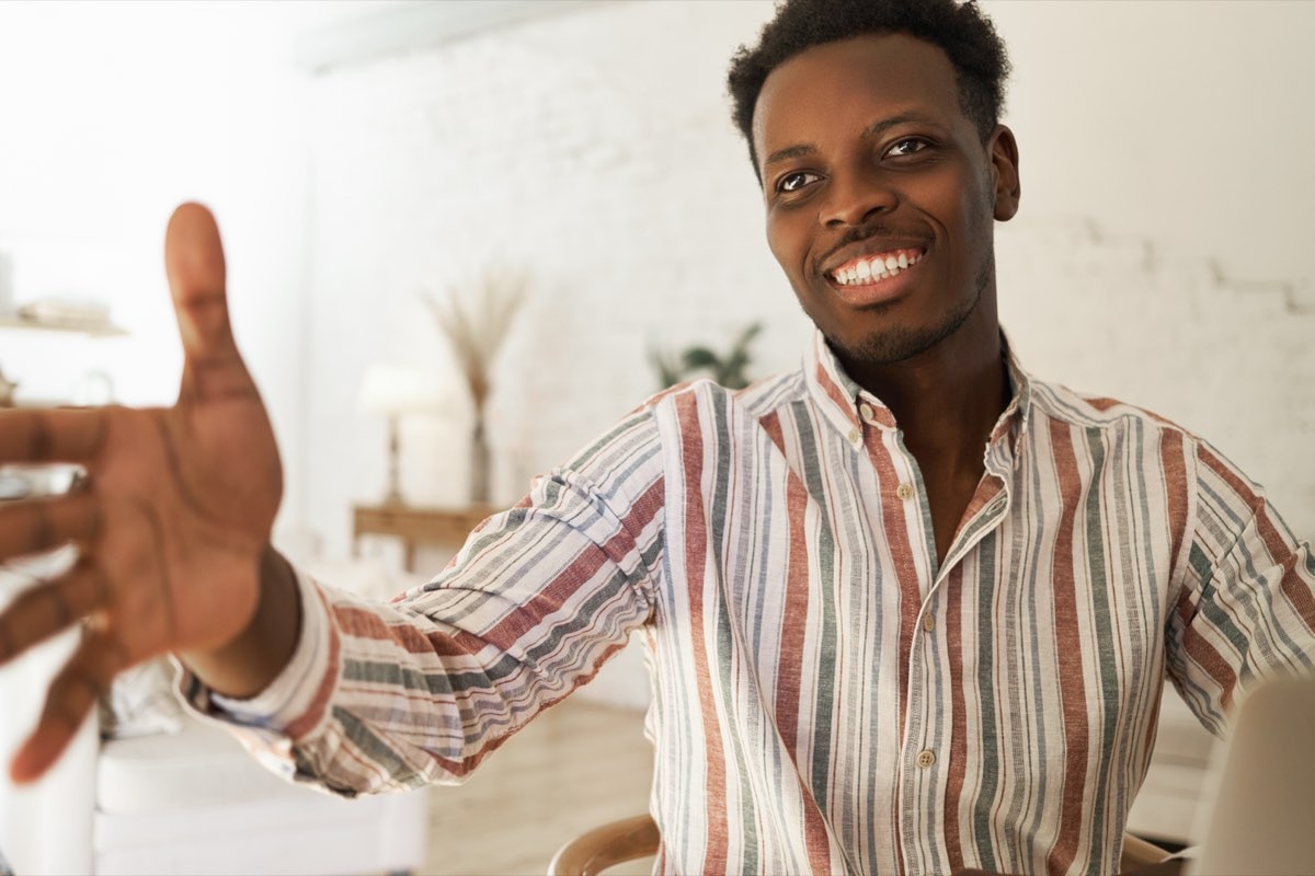 Employé confiant utilisant sa carte Wagis