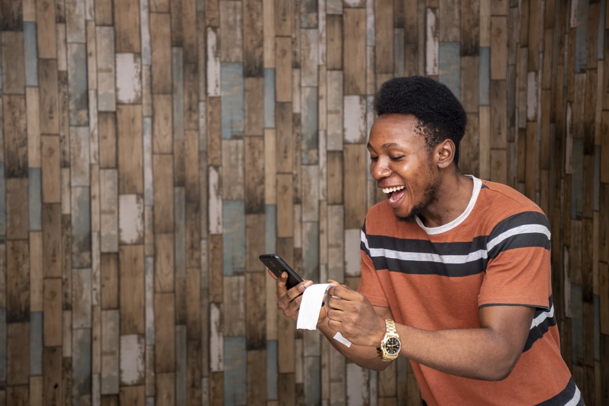 Employé qui reçoit son salaire en avance sur son téléphone