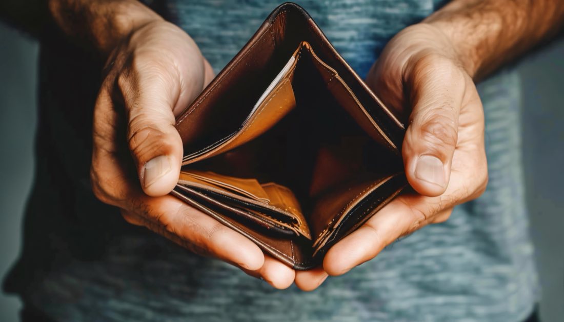 Employé stressé par ses finances avant la paie
